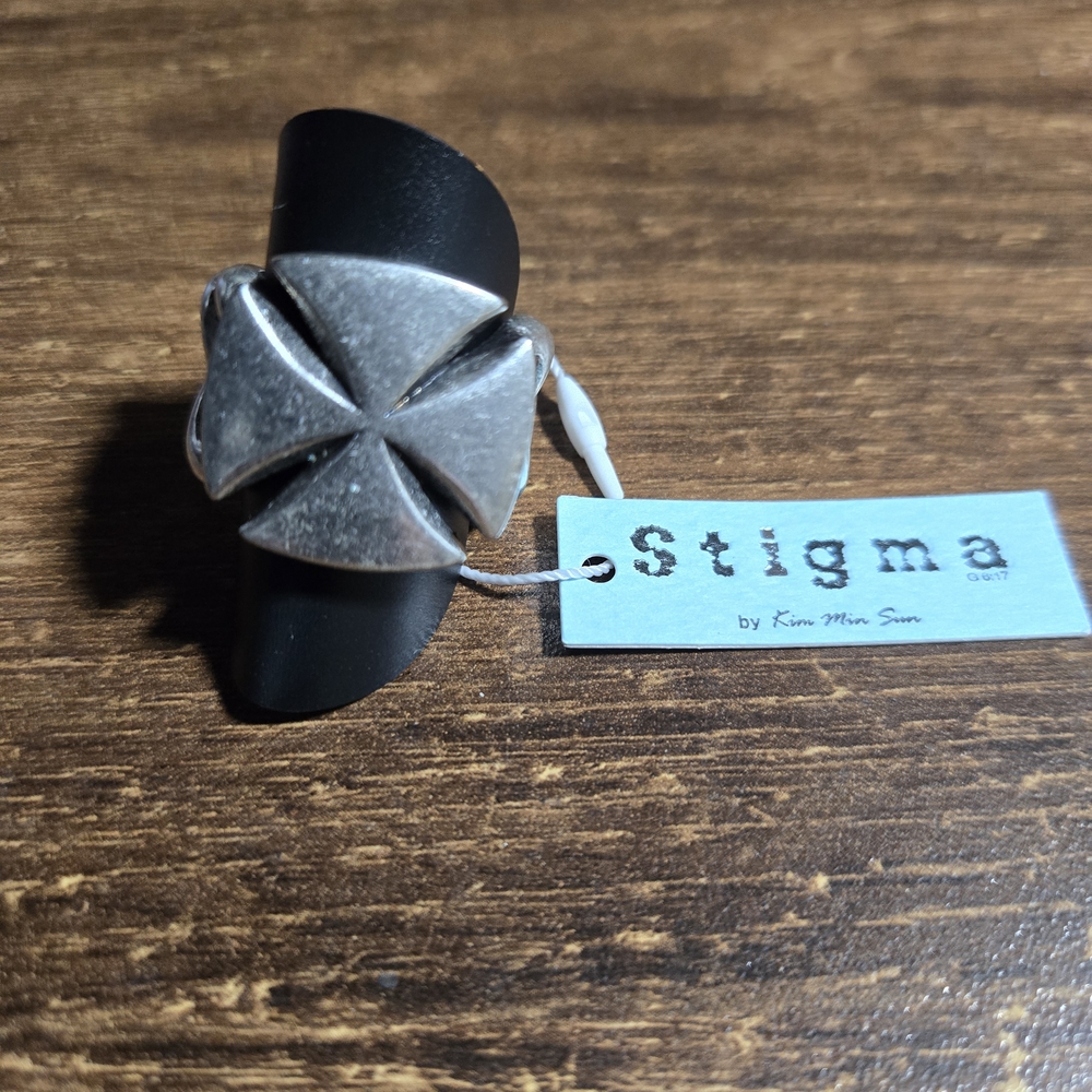 Stigma Beauty Silver‎ and Black Men's Cross Ring